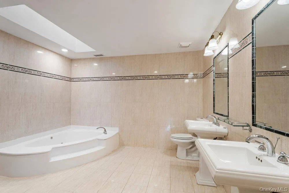 41 E View Court Jericho, NY 11753