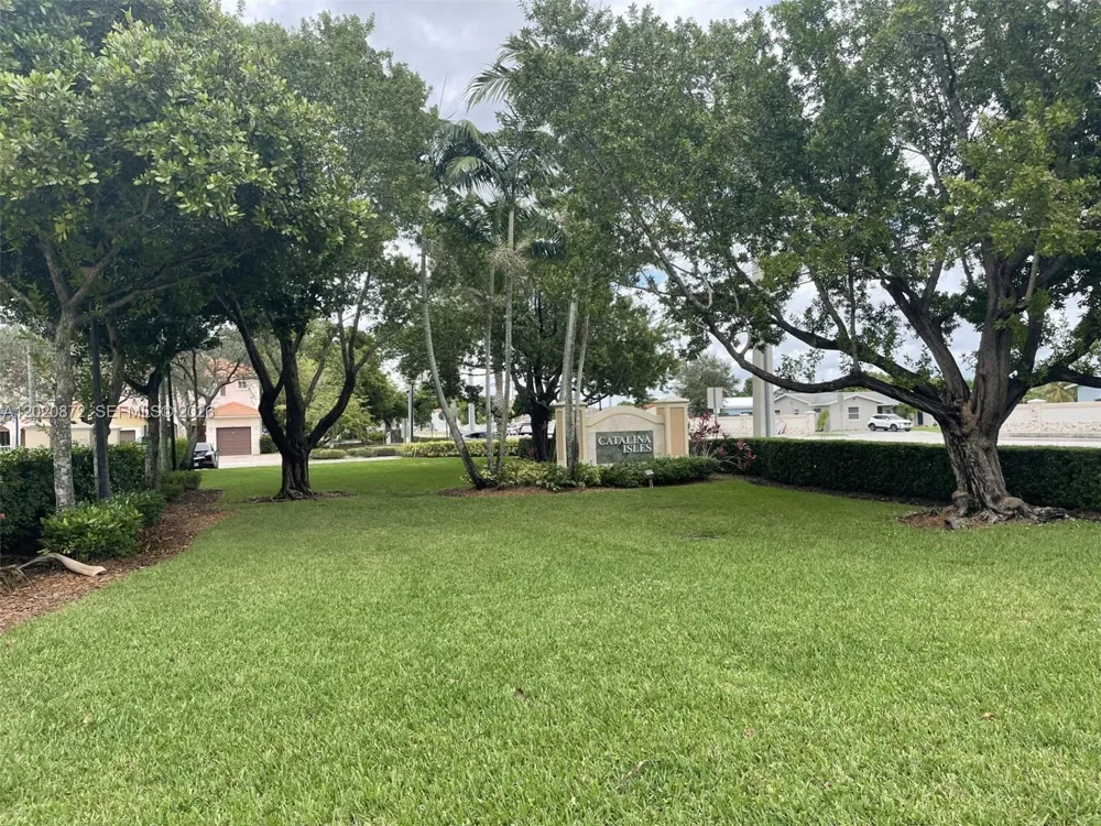 8835 S Isles Cir Tamarac, FL 33321