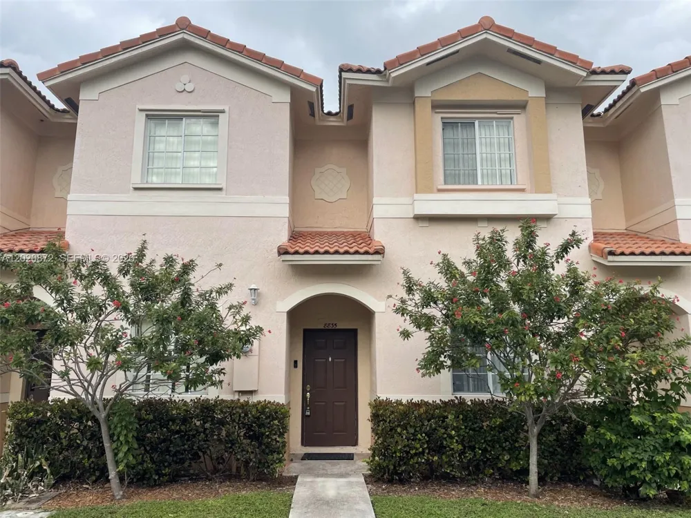 8835 S Isles Cir Tamarac, FL 33321