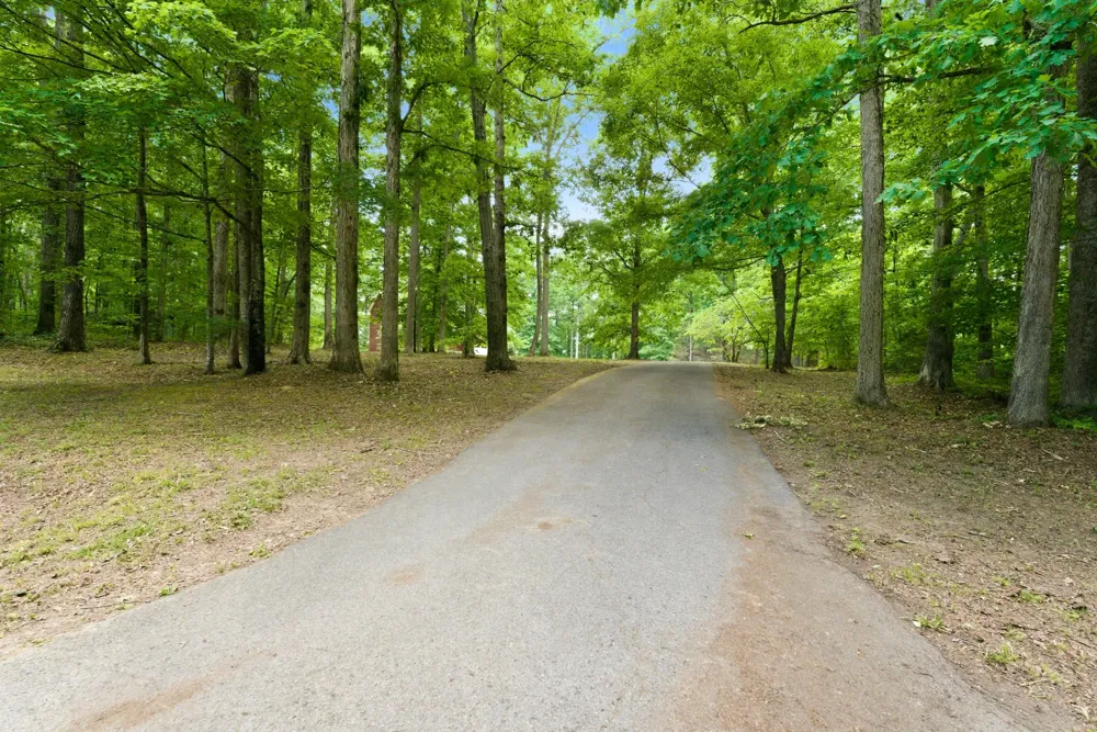 957 Ford Rd White Bluff, TN 37187
