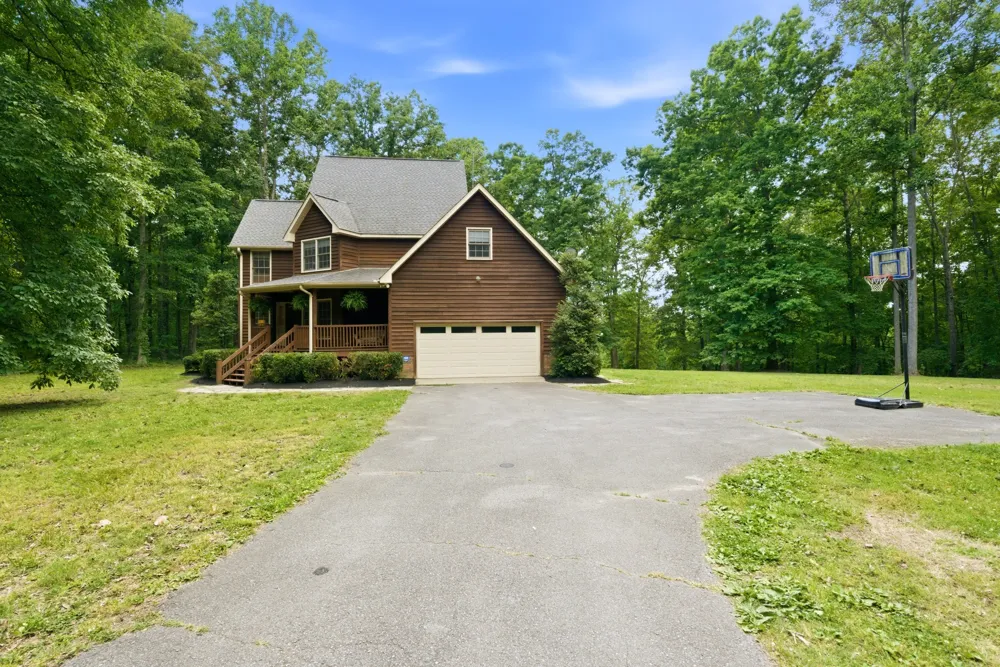 957 Ford Rd White Bluff, TN 37187