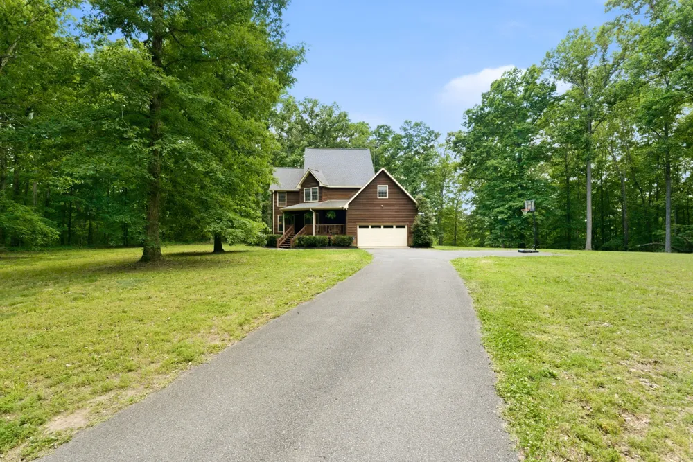 957 Ford Rd White Bluff, TN 37187