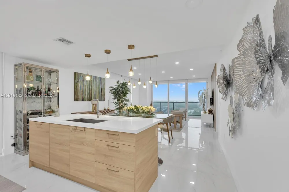 16385 Biscayne Blvd #2101 North Miami Beach, FL 33160