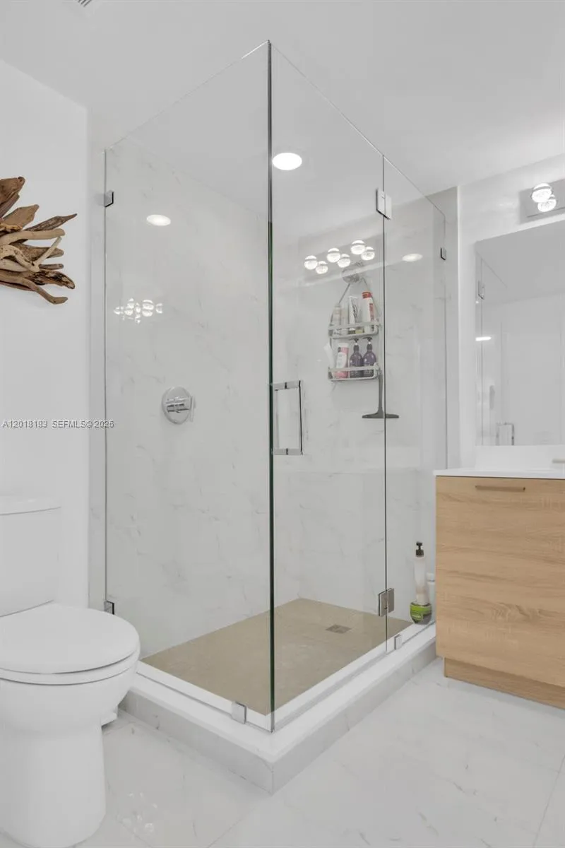 16385 Biscayne Blvd #2101 North Miami Beach, FL 33160