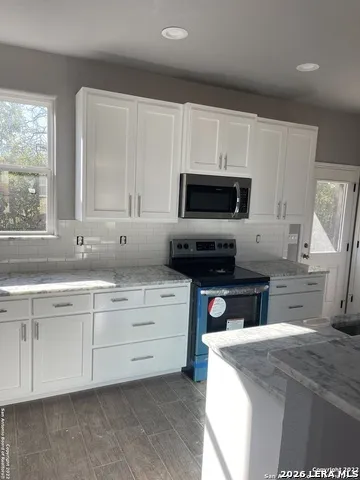 107 SUTTON PL Uvalde, TX 78801