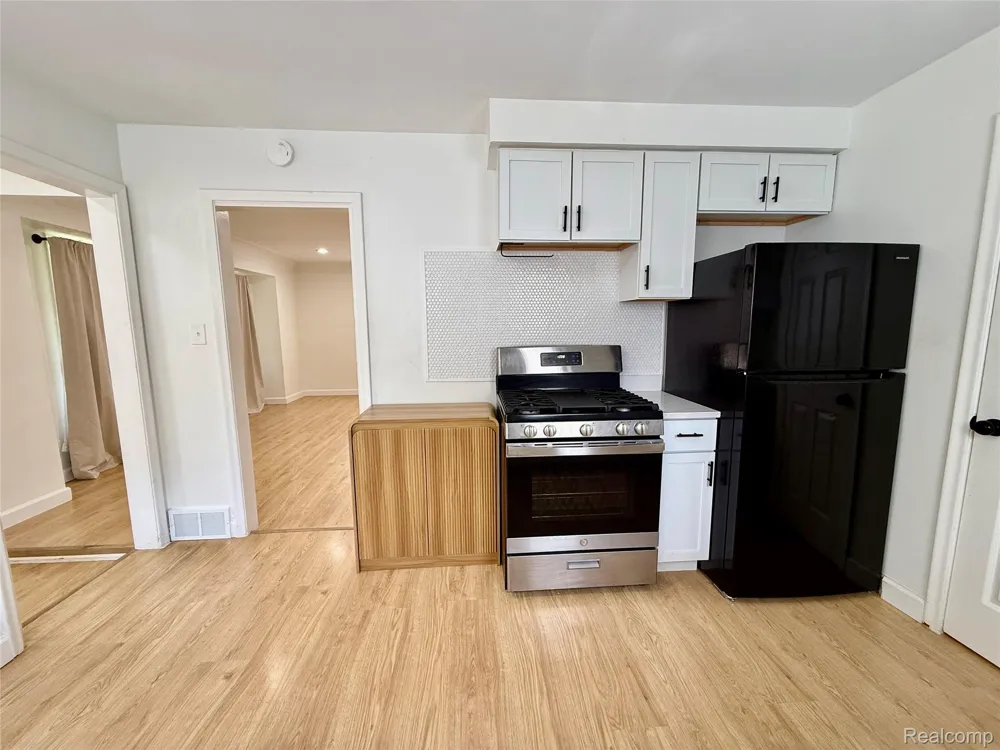 24684 Lambrecht Avenue Eastpointe City, MI 48021