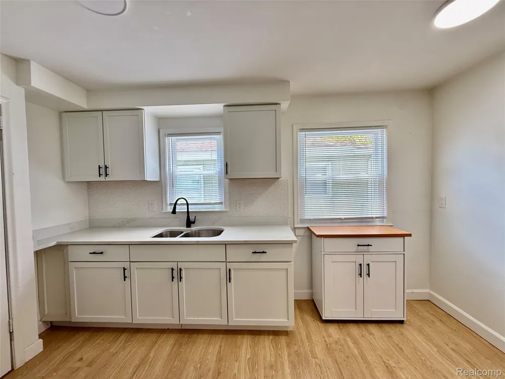 24684 Lambrecht Avenue Eastpointe City, MI 48021
