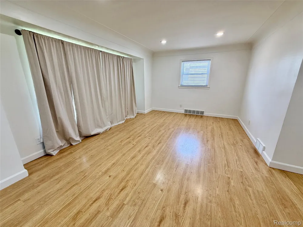 24684 Lambrecht Avenue Eastpointe City, MI 48021