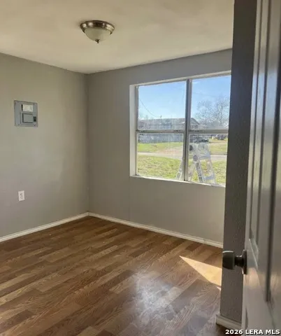 416 E Curtis Dilley, TX 78017