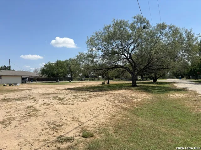 704 Curtis Devine, TX 78016