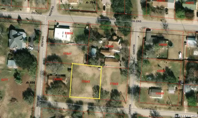 704 Curtis Devine, TX 78016