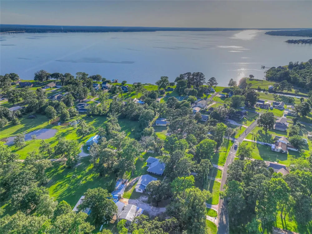 323 Lakeview Drive Onalaska, TX 77360
