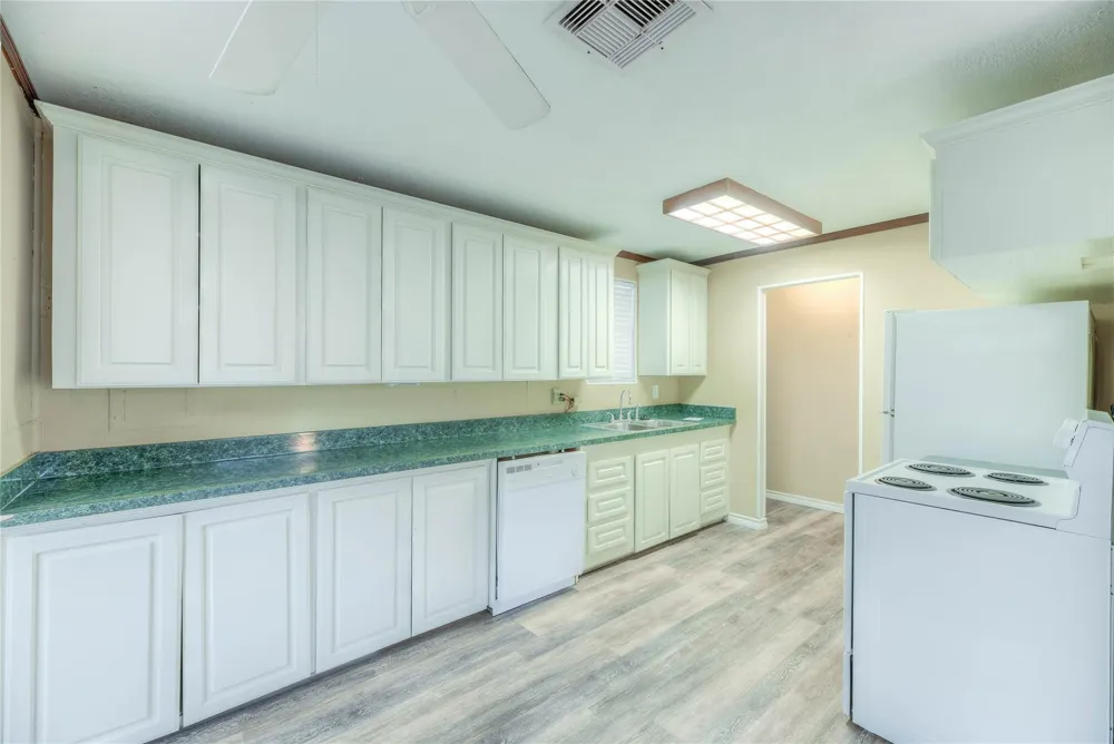 323 Lakeview Drive Onalaska, TX 77360