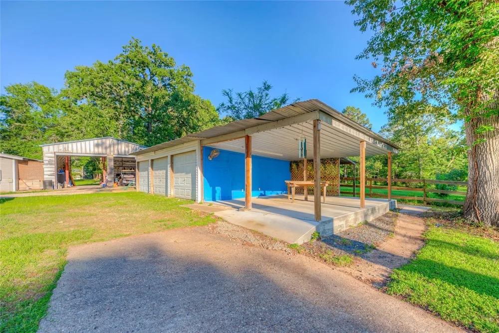 323 Lakeview Drive Onalaska, TX 77360