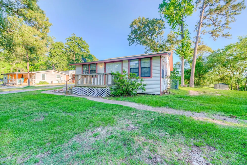 323 Lakeview Drive Onalaska, TX 77360