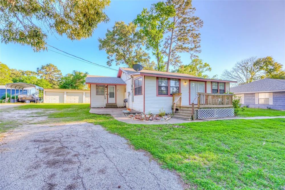 323 Lakeview Drive Onalaska, TX 77360