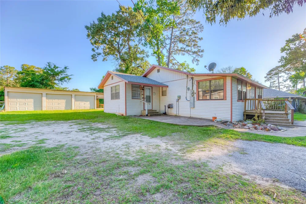 323 Lakeview Drive Onalaska, TX 77360