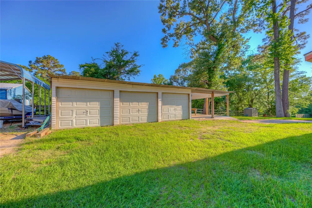 323 Lakeview Drive Onalaska, TX 77360