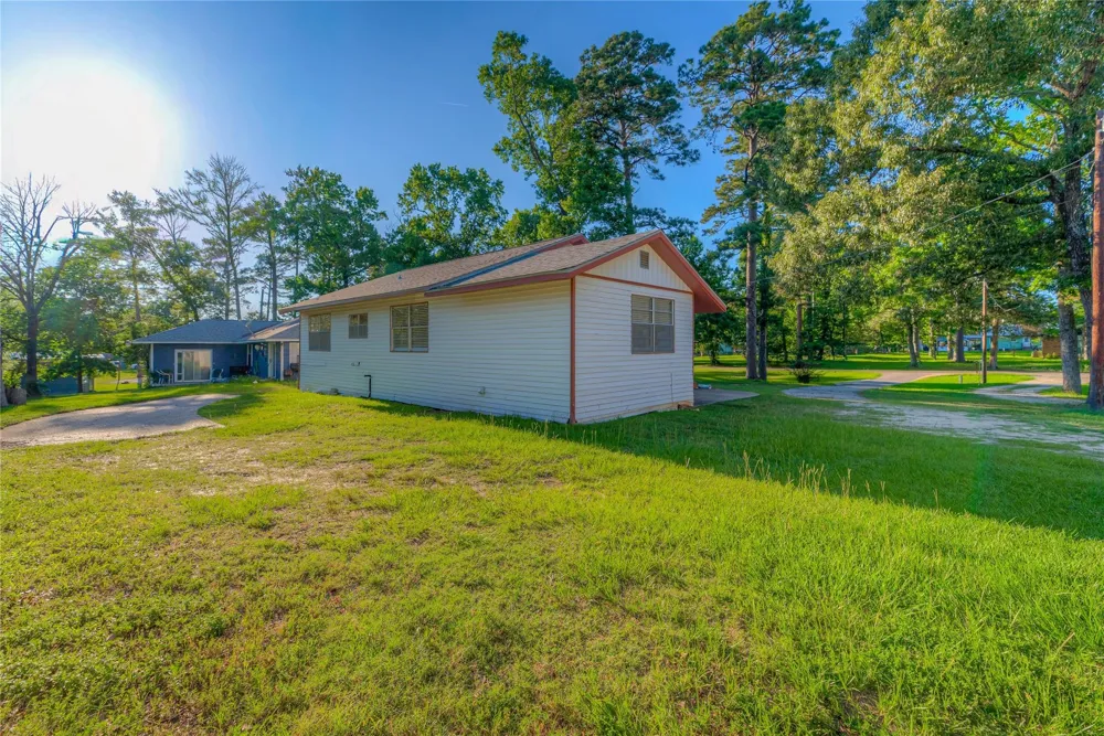 323 Lakeview Drive Onalaska, TX 77360