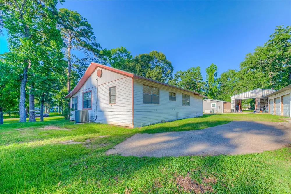 323 Lakeview Drive Onalaska, TX 77360