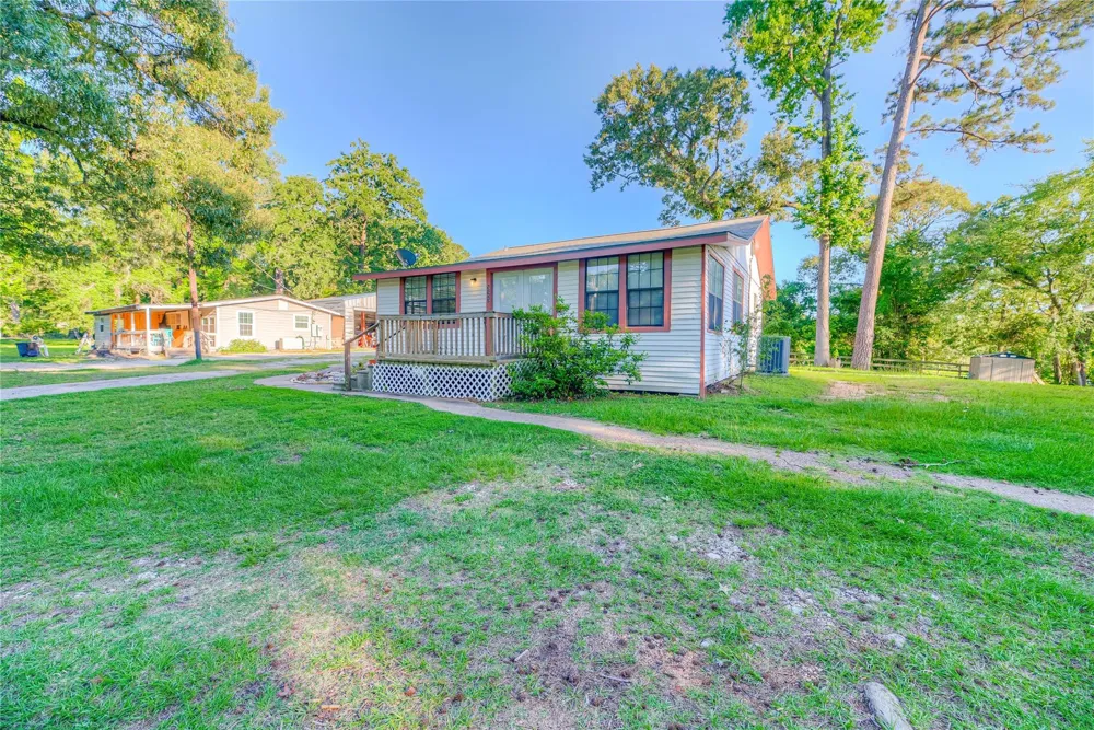 323 Lakeview Drive Onalaska, TX 77360