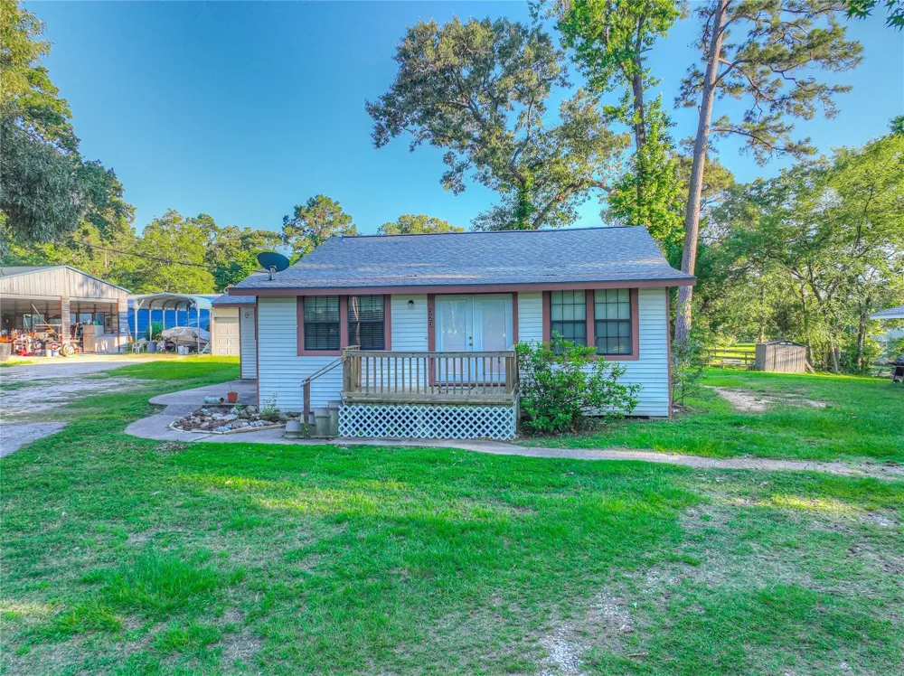 323 Lakeview Drive Onalaska, TX 77360