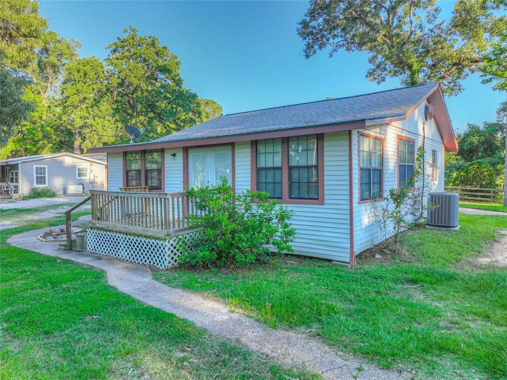 323 Lakeview Drive Onalaska, TX 77360