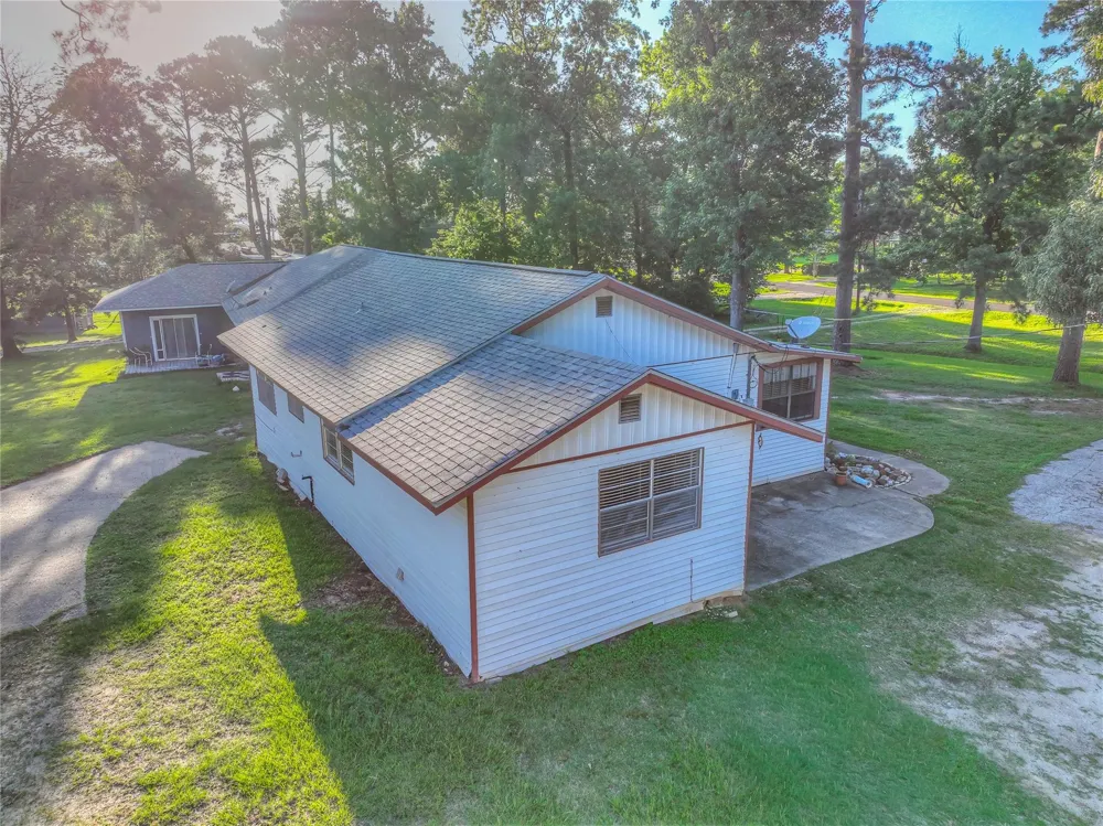 323 Lakeview Drive Onalaska, TX 77360