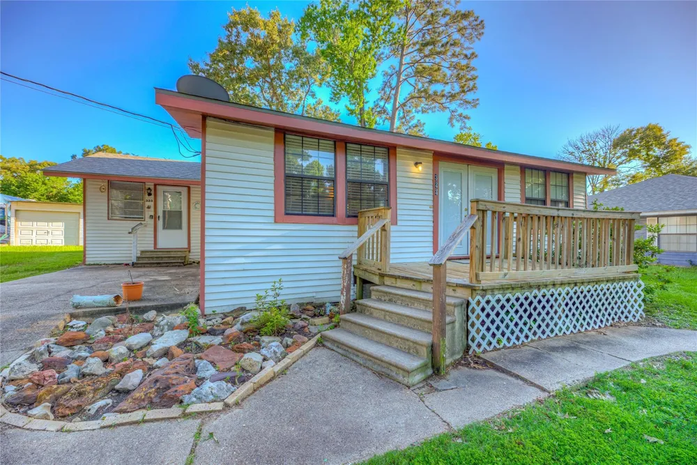 323 Lakeview Drive Onalaska, TX 77360