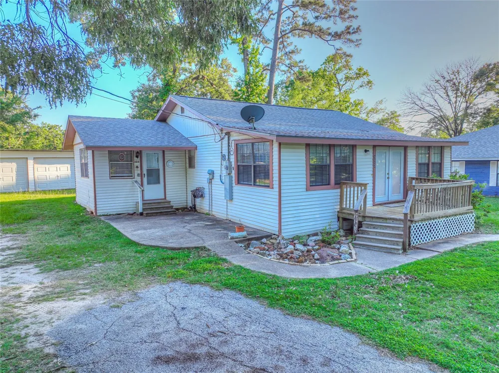 323 Lakeview Drive Onalaska, TX 77360