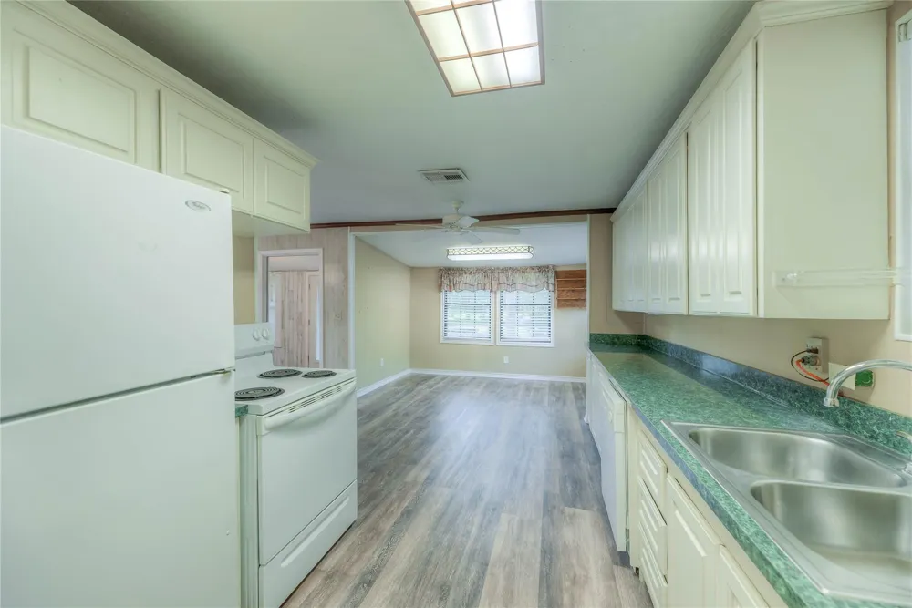 323 Lakeview Drive Onalaska, TX 77360