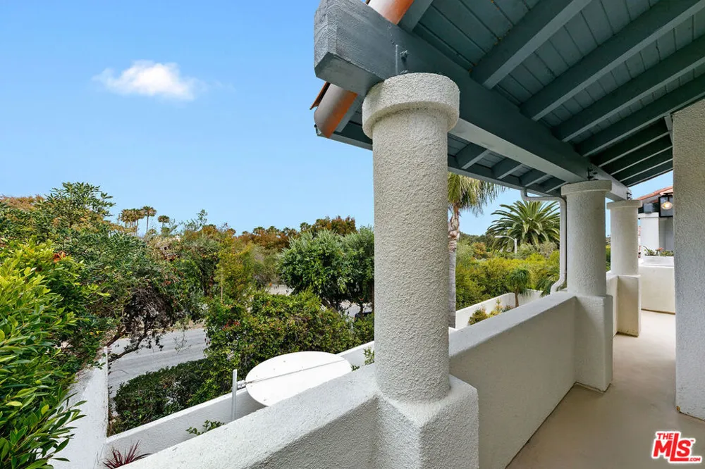 6435 Zumirez Drive #9 Malibu, CA 90265