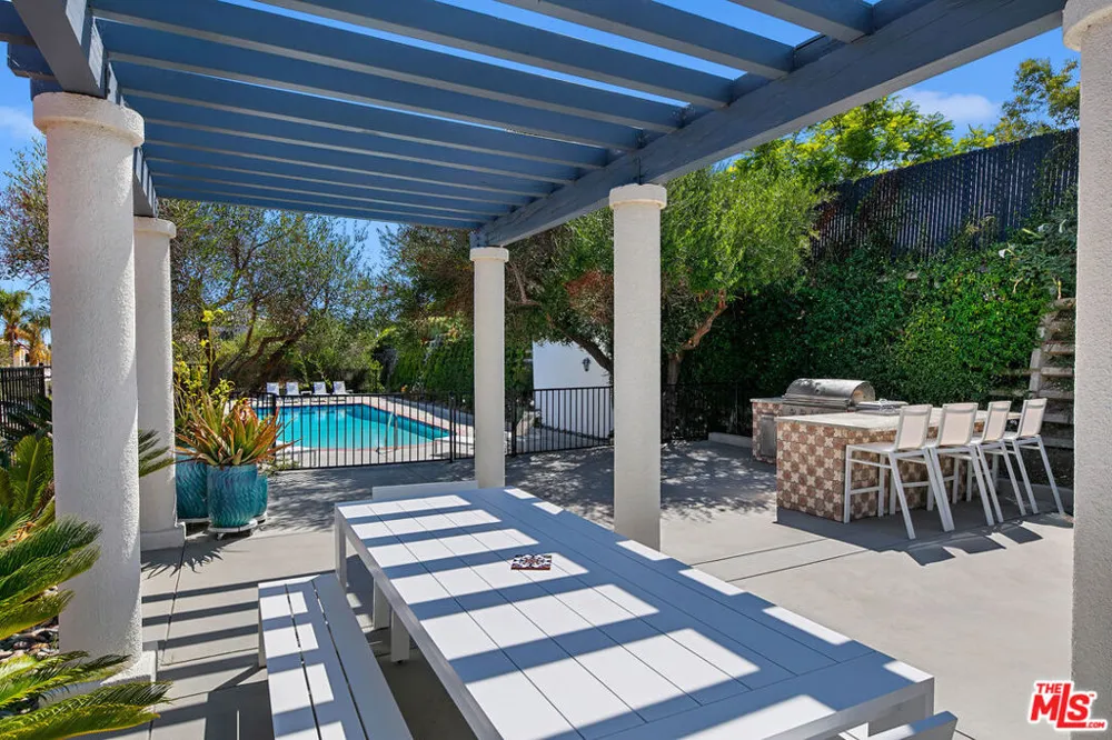 6435 Zumirez Drive #9 Malibu, CA 90265