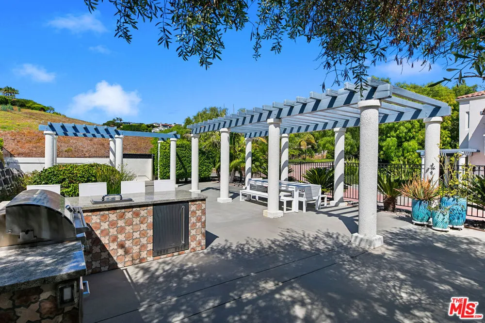 6435 Zumirez Drive #9 Malibu, CA 90265