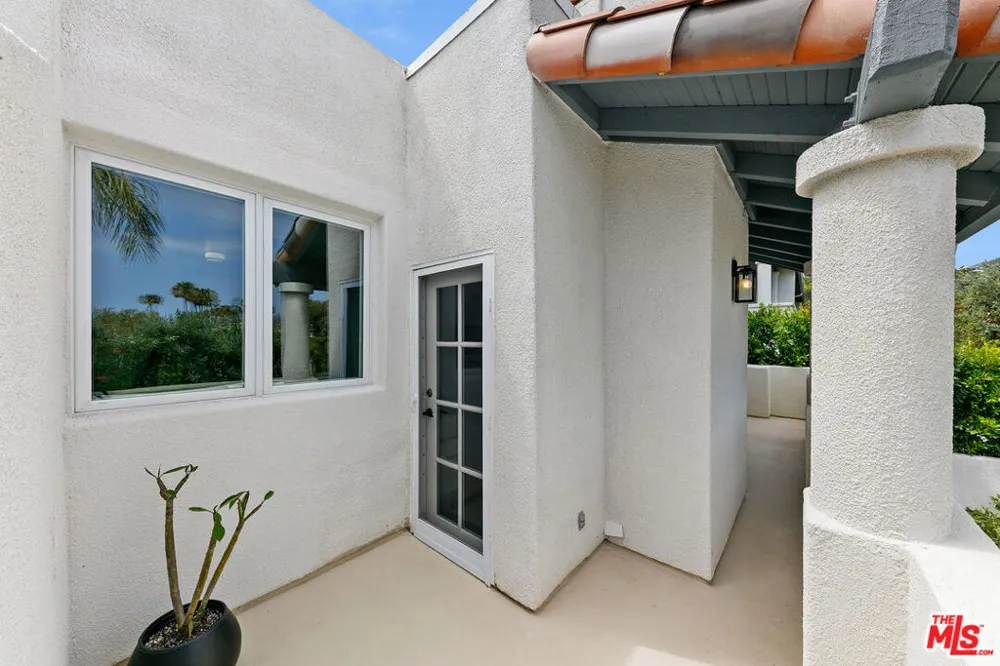 6435 Zumirez Drive #9 Malibu, CA 90265