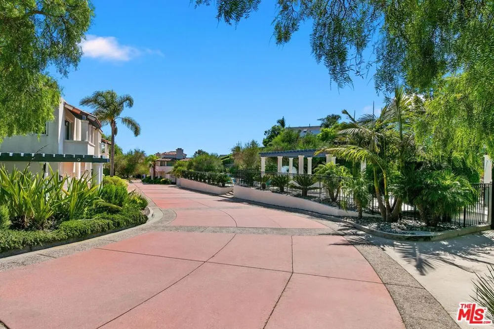 6435 Zumirez Drive #9 Malibu, CA 90265