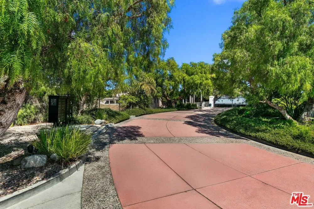 6435 Zumirez Drive #9 Malibu, CA 90265