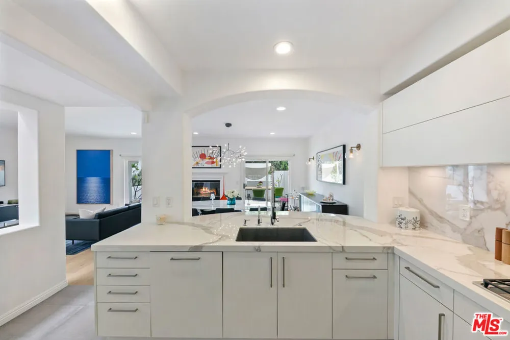 6435 Zumirez Drive #9 Malibu, CA 90265