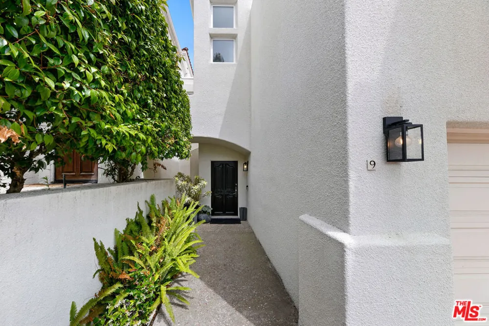 6435 Zumirez Drive #9 Malibu, CA 90265
