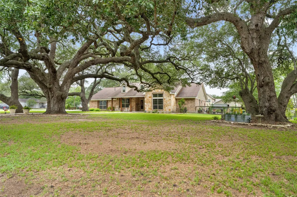 618 S Hudson Street Flatonia, TX 78941