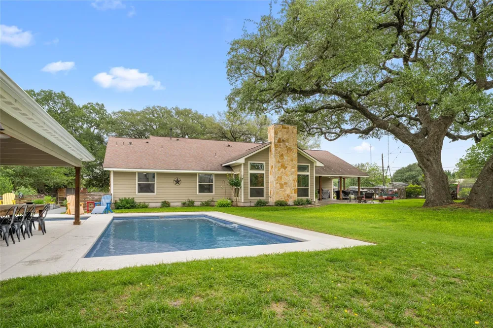 618 S Hudson Street Flatonia, TX 78941
