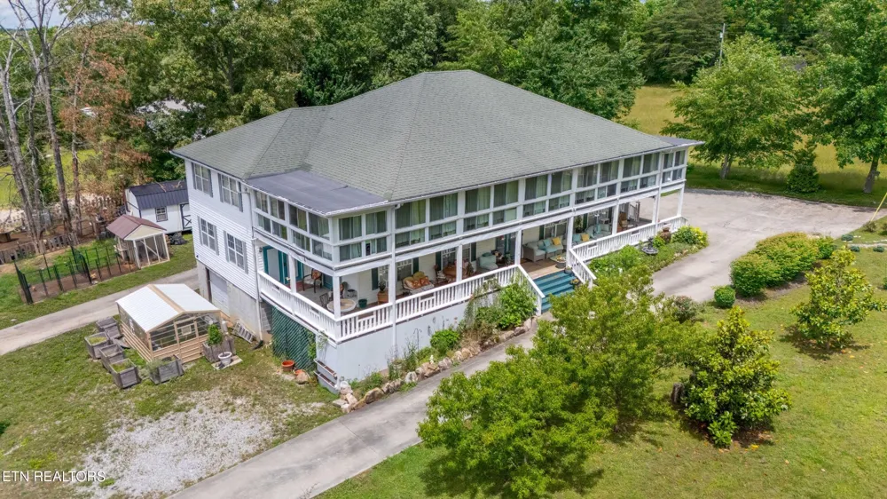 34 Rozzel Rd Pikeville, TN 37367