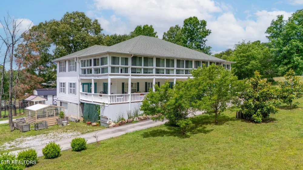 34 Rozzel Rd Pikeville, TN 37367