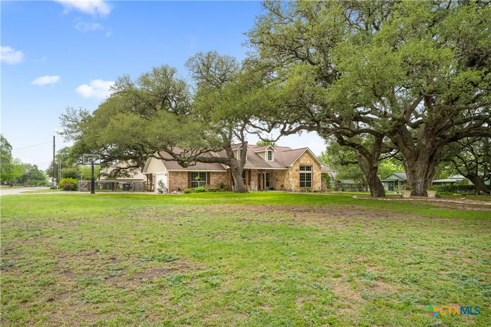 618 S Hudson Street Flatonia, TX 78941