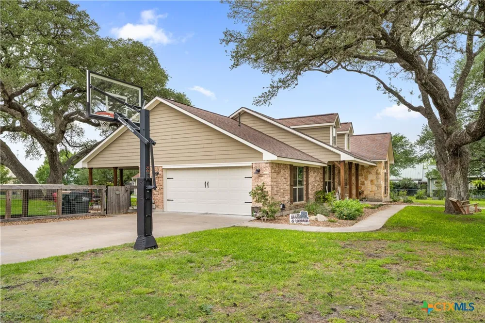 618 S Hudson Street Flatonia, TX 78941