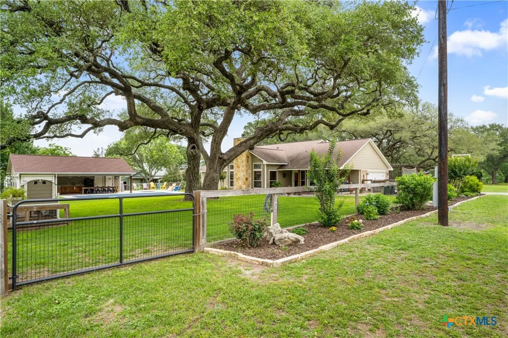 618 S Hudson Street Flatonia, TX 78941