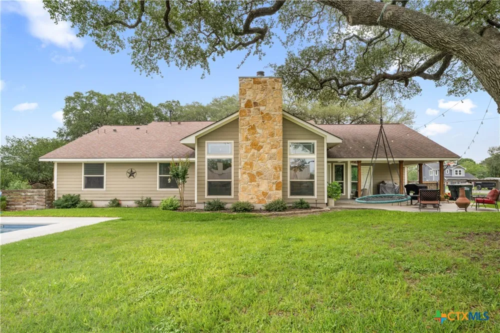 618 S Hudson Street Flatonia, TX 78941