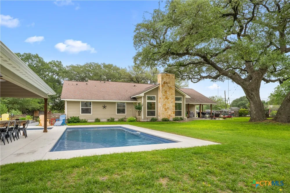 618 S Hudson Street Flatonia, TX 78941