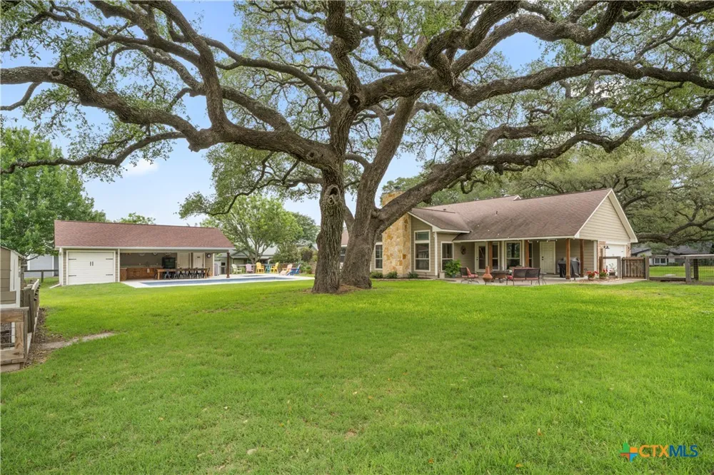 618 S Hudson Street Flatonia, TX 78941