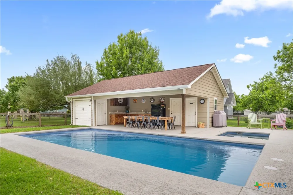 618 S Hudson Street Flatonia, TX 78941